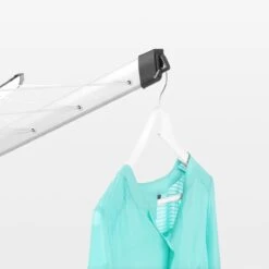 Brabantia Lift-O-Matic Advance Droogmolen Met Kunststof Betonanker, Beschermhoes En Wasknijpertasje - 60 M - Metallic Grey -Schoonmaakmiddelen 1200x1200 1842