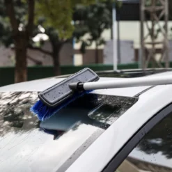 Navaris Telescopische Autowasborstel - Watergevoerde Wasborstel Voor Auto's En Ramen Met Uitschuifbare Lange Handgreep En Zachte Haren - Blauw -Schoonmaakmiddelen 1200x1200 2305