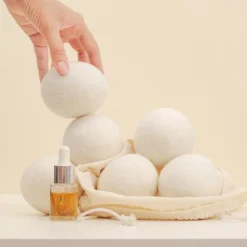 Apeiron Drogerballen - Droogballen - 6 XL Wasbollen - Droger - Duurzaam - Wasmachine - Wasverzachter - Energie Besparen - Zero Waste - Schapenvacht - Wol -Schoonmaakmiddelen 1200x1200 755