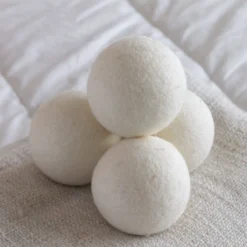 Apeiron Drogerballen - Droogballen - 6 XL Wasbollen - Droger - Duurzaam - Wasmachine - Wasverzachter - Energie Besparen - Zero Waste - Schapenvacht - Wol -Schoonmaakmiddelen 1200x1200 756