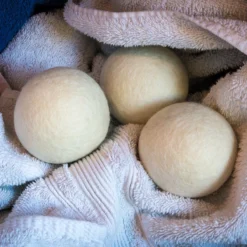 Apeiron Drogerballen - Droogballen - 6 XL Wasbollen - Droger - Duurzaam - Wasmachine - Wasverzachter - Energie Besparen - Zero Waste - Schapenvacht - Wol -Schoonmaakmiddelen 1200x1200 758