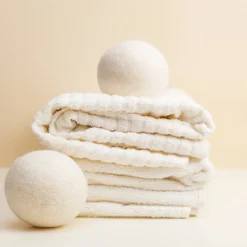 Apeiron Drogerballen - Droogballen - 6 XL Wasbollen - Droger - Duurzaam - Wasmachine - Wasverzachter - Energie Besparen - Zero Waste - Schapenvacht - Wol -Schoonmaakmiddelen 1200x1200 760