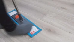 Nordic Stream Vloerwisser - Microvezel Dweil Met Steel - Quick Click Systeem - Douche - Badkamer - 46cm Wisbreedte -Schoonmaakmiddelen 1200x681