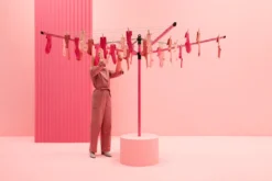 Brabantia Lift-O-Matic Droogmolen Met Metalen Grondanker, Beschermhoes, Wasknijpertasje En Wasknijpers - 50 M - Spring Pink -Schoonmaakmiddelen 1200x800 150