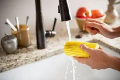 Scrub Daddy Damp Duster - Wonder Stoffer - Licht Blauw 6 Scrub Daddy Damp Duster - Wonder Stoffer - Licht Blauw -Schoonmaakmiddelen 1200x802 12