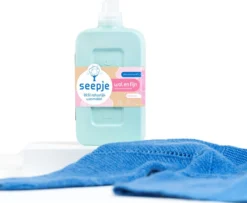 Seepje Wasmiddel - Vrolijke Lotus - Wasmiddel Wol En Fijn – Natuurlijke Ingredienten - 3 X 23 Wasbeurten - 3 X 1L -Schoonmaakmiddelen 1200x984 2