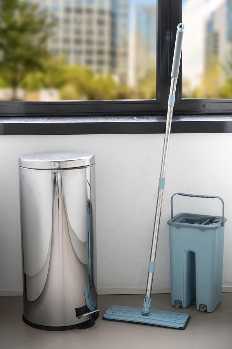 Alpina Platte Mop Met Emmer - Incl. 2 Microvezeldoeken - Voor Harde Vloeren - 360° Draaibaar 11 Alpina Platte Mop Met Emmer - Incl. 2 Microvezeldoeken - Voor Harde Vloeren - 360° Draaibaar - Afbeelding 11